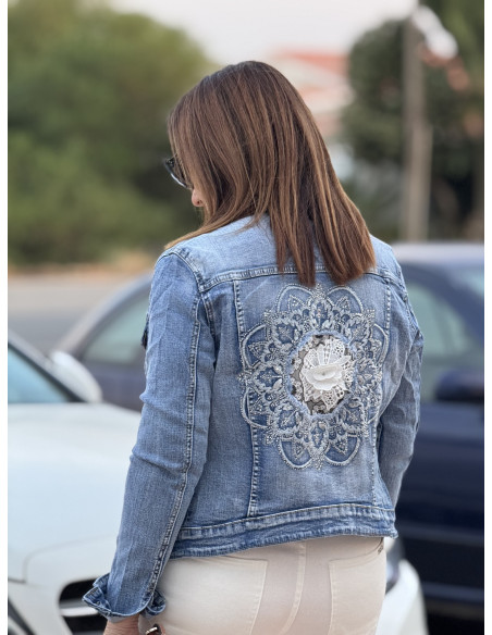 Cazadora vaquera con bordado en la espalda
