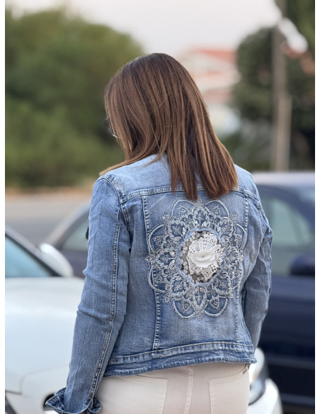 Cazadora vaquera con bordado en la espalda