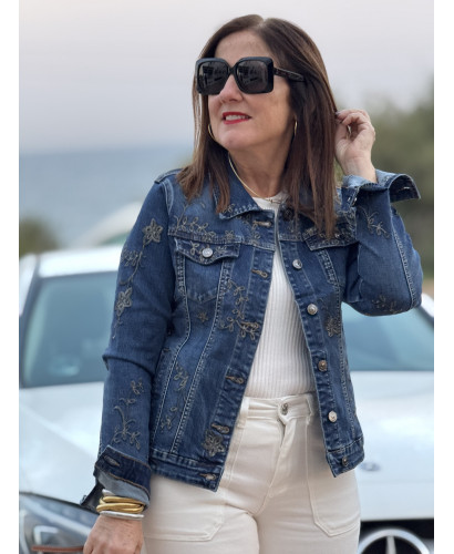 Cazadora vaquera azul con bordada