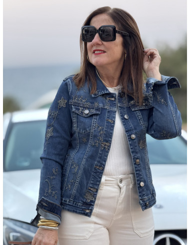 Cazadora vaquera azul con bordada