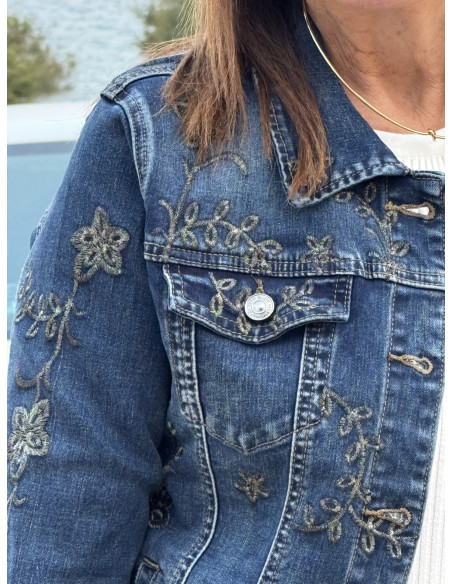 Cazadora vaquera azul con bordada