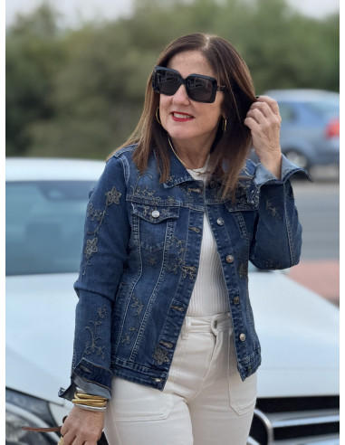 Cazadora vaquera azul con bordada