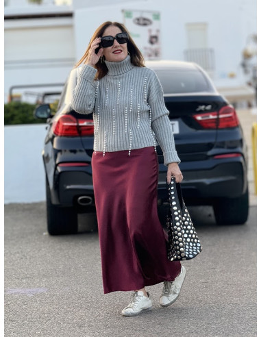 🌟 Suéter Gris con Cuello Alto y Perlas:...