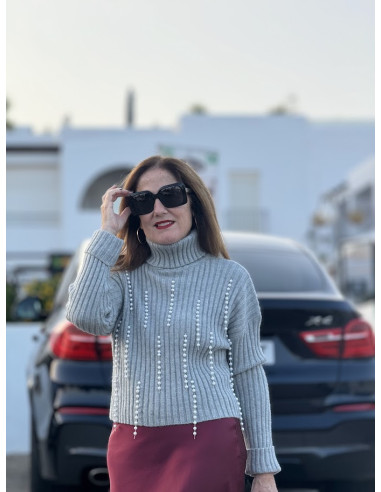 🌟 Suéter Gris con Cuello Alto y Perlas:...
