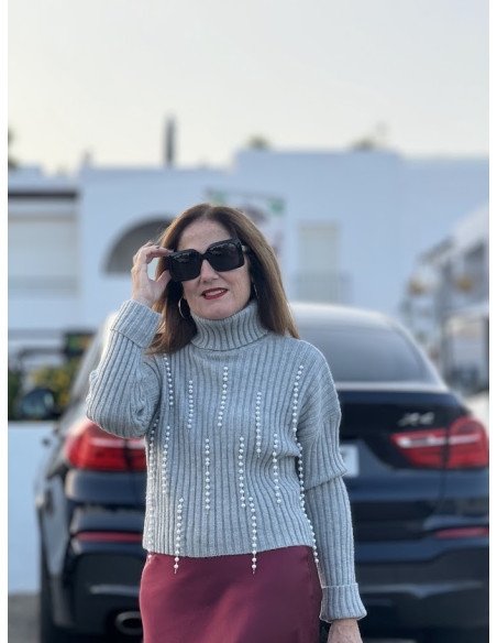 🌟 Suéter Gris con Cuello Alto y Perlas: Elegancia y Comodidad en Uno 🌬️
