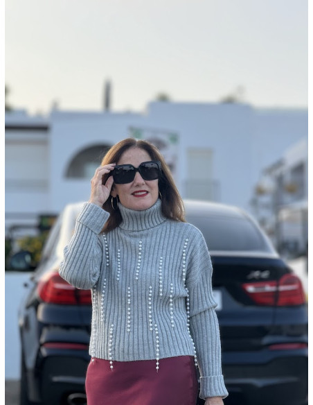 🌟 Suéter Gris con Cuello Alto y Perlas: Elegancia y Comodidad en Uno 🌬️