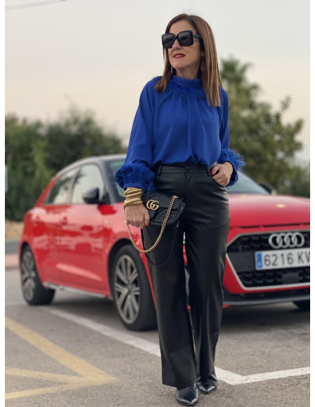 Blusa Azul Klein con Plumas 🦚 | Estilo y Elegancia