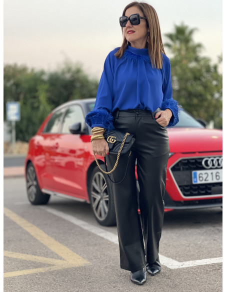 Blusa Azul Klein con Plumas 🦚 | Estilo y Elegancia