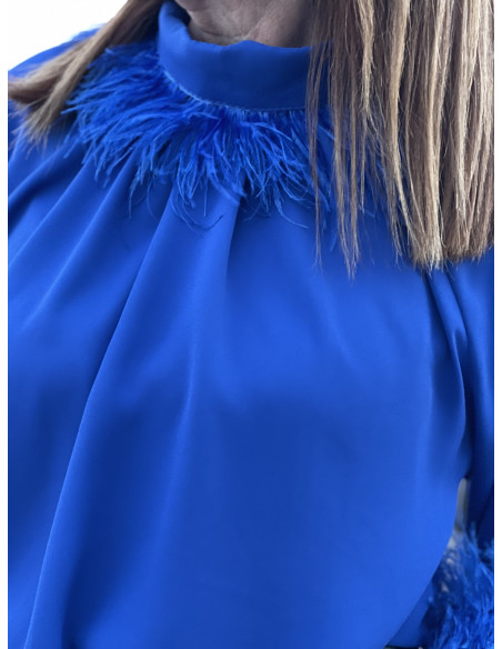 Blusa Azul Klein con Plumas 🦚 | Estilo y Elegancia