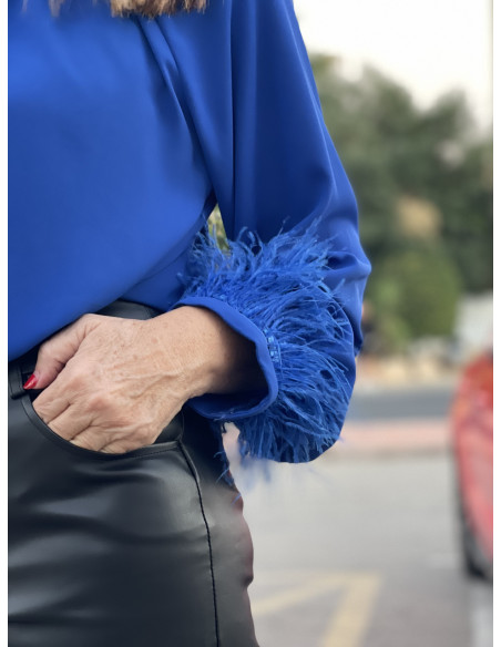 Blusa Azul Klein con Plumas 🦚 | Estilo y Elegancia