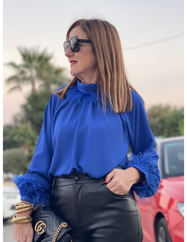 Blusa Azul Klein con Plumas 🦚 | Estilo y Elegancia