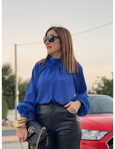 Blusa Azul Klein con Plumas 🦚 | Estilo y Elegancia