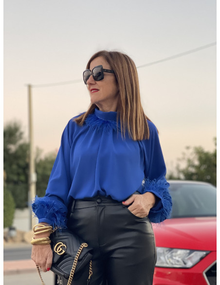 Blusa Azul Klein con Plumas 🦚 | Estilo y Elegancia