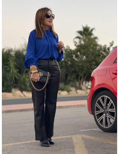 Blusa Azul Klein con Plumas 🦚 | Estilo y Elegancia