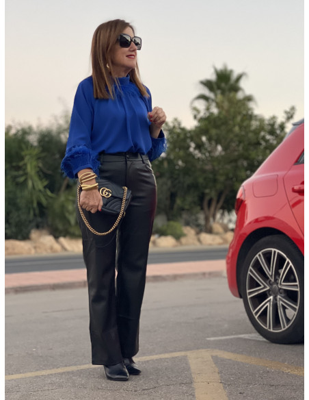 Blusa Azul Klein con Plumas 🦚 | Estilo y Elegancia
