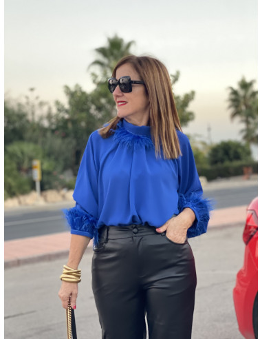 Blusa Azul Klein con Plumas 🦚 | Estilo y Elegancia