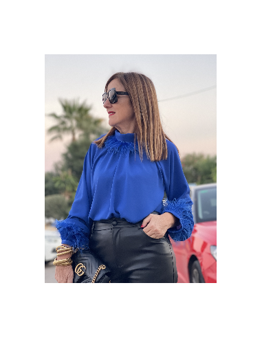 Blusa Azul Klein con Plumas 🦚 | Estilo y Elegancia