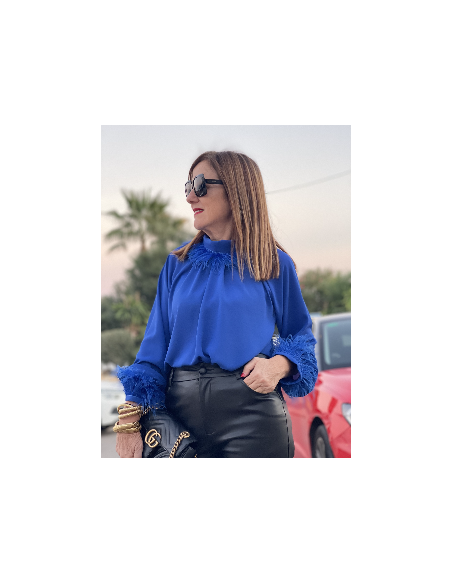 Blusa Azul Klein con Plumas 🦚 | Estilo y Elegancia