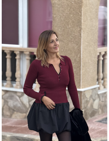 Vestido corto granate con volante negro