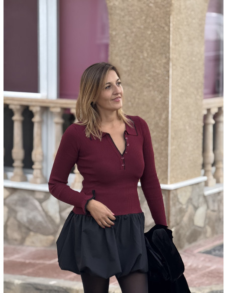 Vestido corto granate con volante negro