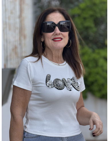 Camiseta blanca con LOVE en abalorios