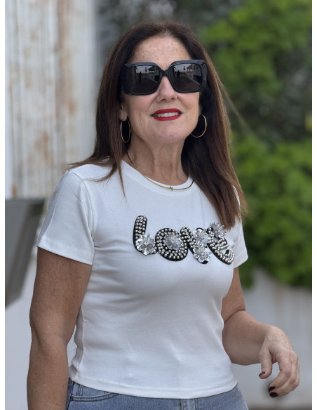 Camiseta blanca con LOVE en abalorios