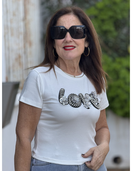 Camiseta blanca con LOVE en abalorios