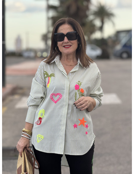 Camisa navy verde y blanca con bordados flúor