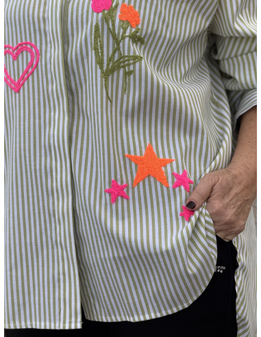 Camisa navy verde y blanca con bordados flúor