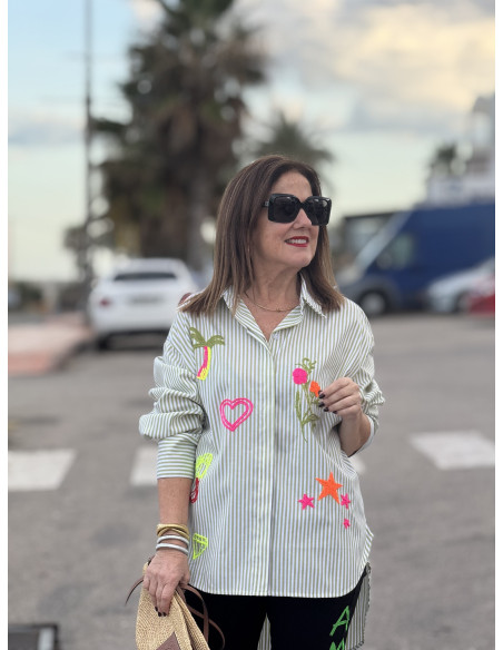 Camisa navy verde y blanca con bordados flúor
