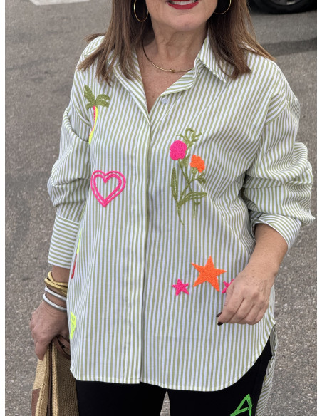 Camisa navy verde y blanca con bordados flúor