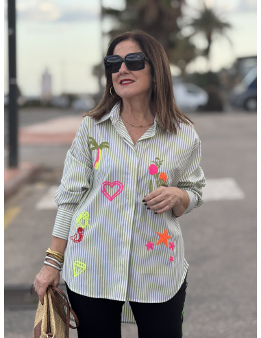 Camisa navy verde y blanca con bordados flúor
