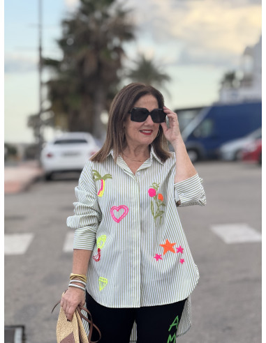 Camisa navy verde y blanca con bordados flúor