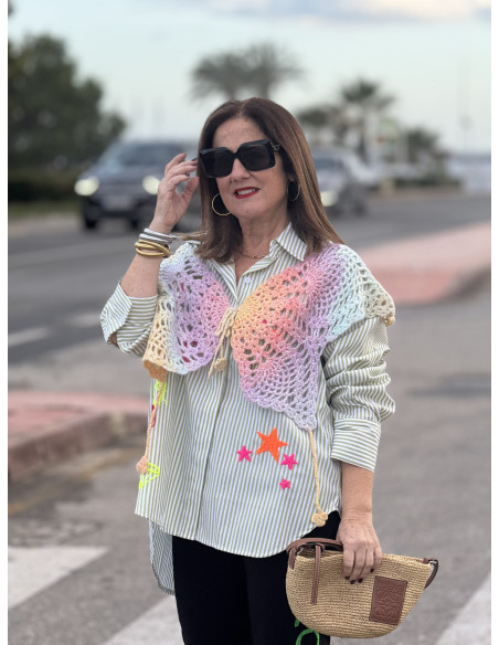 Chaleco con diseño de mariposas en tonos pastel