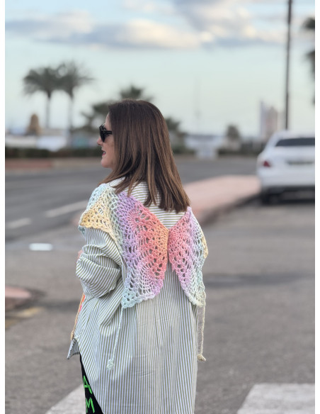 Chaleco con diseño de mariposas en tonos pastel