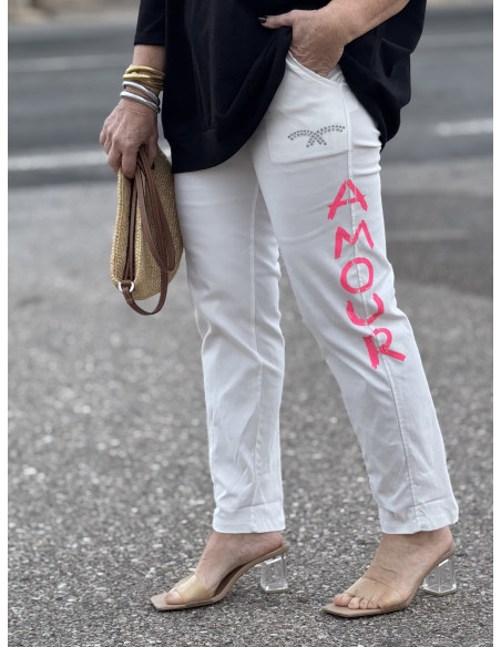 Pantalón blanco elástico "AMOUR" con detalles en rosa flúor y strass