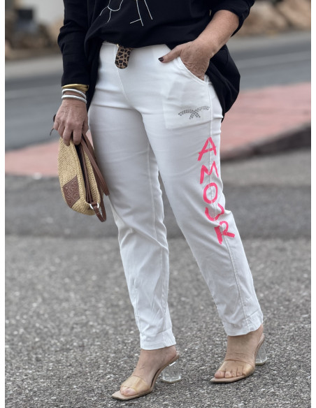 Pantalón blanco elástico "AMOUR" con detalles en rosa flúor y strass