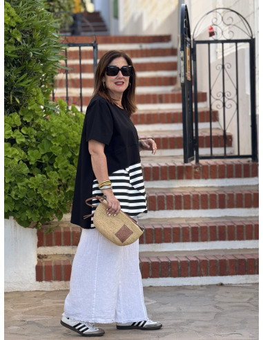 Camiseta negra evasé con cruce de rayas