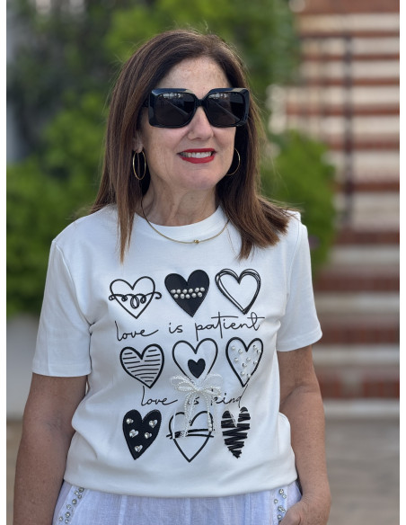 Camiseta blanca con corazones y detalles joya