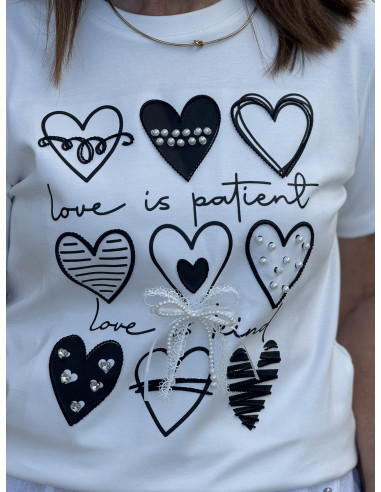 Camiseta blanca con corazones y detalles joya