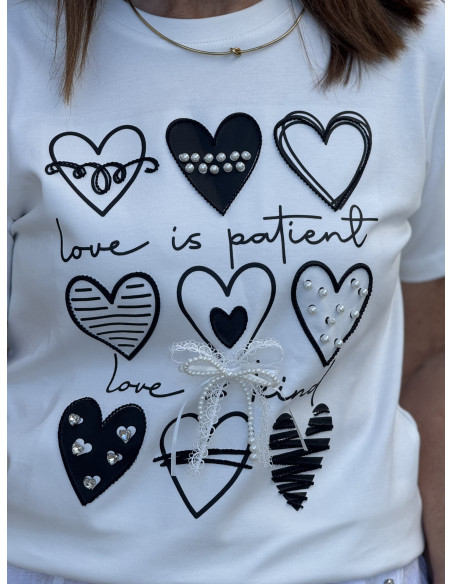 Camiseta blanca con corazones y detalles joya