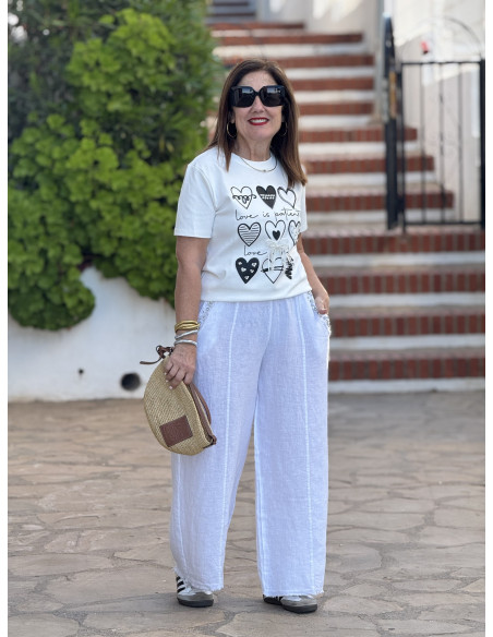 Camiseta blanca con corazones y detalles joya