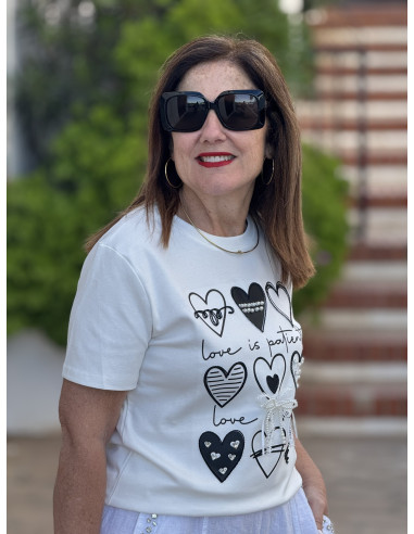Camiseta blanca con corazones y detalles joya