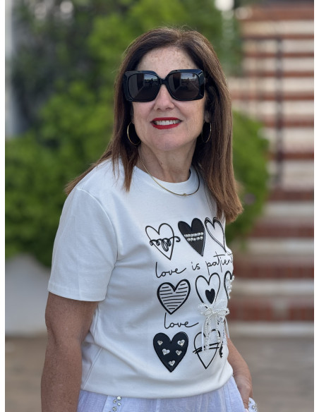 Camiseta blanca con corazones y detalles joya