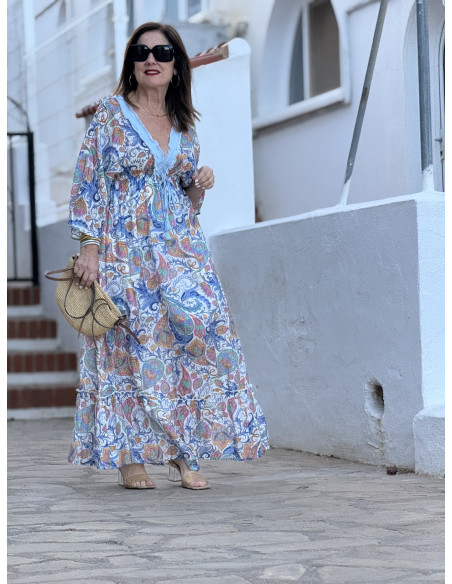 Vestido largo estampado con escote en pico y detalle desflecado