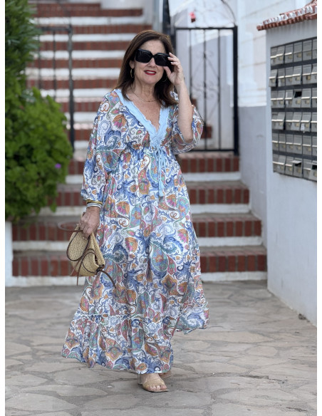 Vestido largo estampado con escote en pico y detalle desflecado