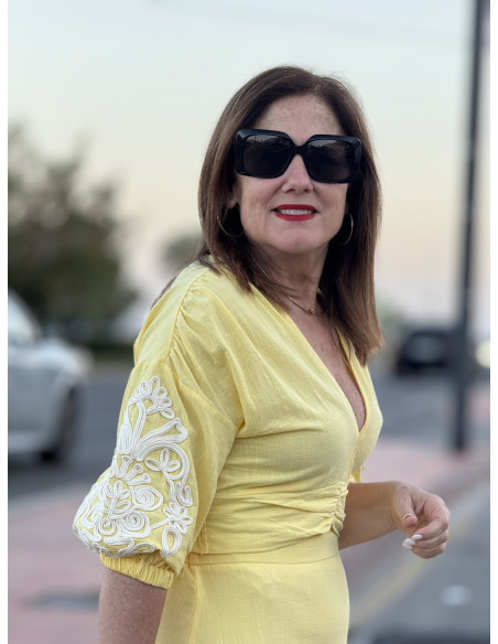 Conjunto de Dos Piezas amarillo: Falda y Cuerpo