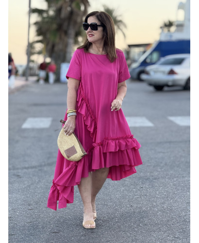 Vestido rosa evasé asimétrico con detalle de volante