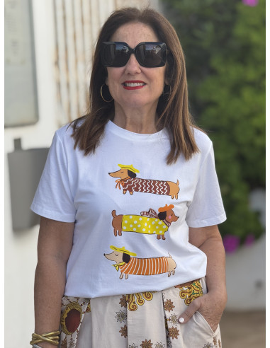 Camiseta blanca con dibujo de perritos salchicha
