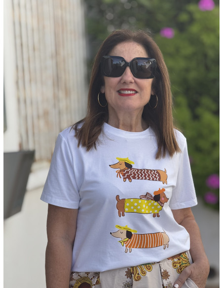 Camiseta blanca con dibujo de perritos salchicha